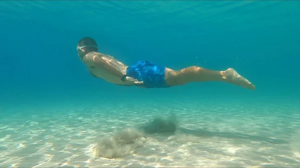 Ung Man Snorkling Menorca — Stockfoto