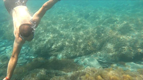 Jovem Homem Snorkeling Menorca — Fotografia de Stock