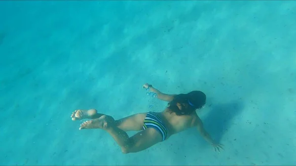 Młoda Kobieta Nurkowanie Menorca — Zdjęcie stockowe