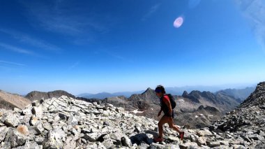 Dağlarda yürüyüş yapan genç bir kadın.