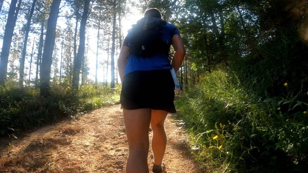 Jonge Man Wandelen Bergen — Stockfoto