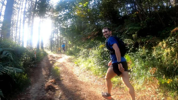 Jonge Man Wandelen Bergen — Stockfoto