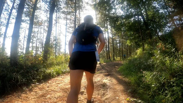 Jonge Man Wandelen Bergen — Stockfoto