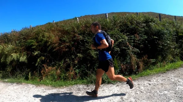 Jonge Man Wandelen Bergen — Stockfoto