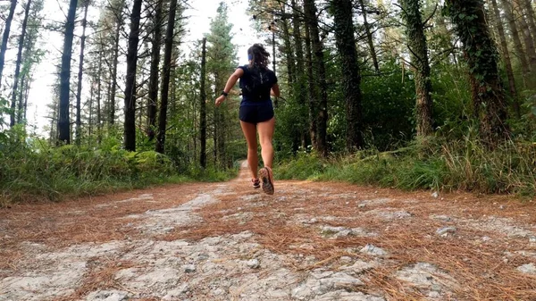 Jovem Mulher Caminhando Nas Montanhas — Fotografia de Stock