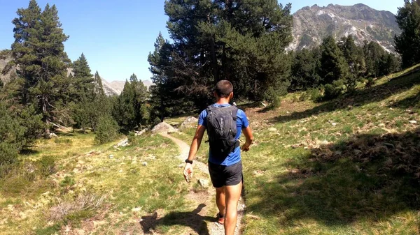 Young Man Hiking Mountains — Stock Photo, Image