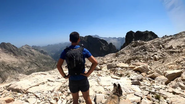 Junger Mann Wandert Den Bergen — Stockfoto