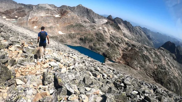 Genç adam dağlarda yürüyüş yapıyor.