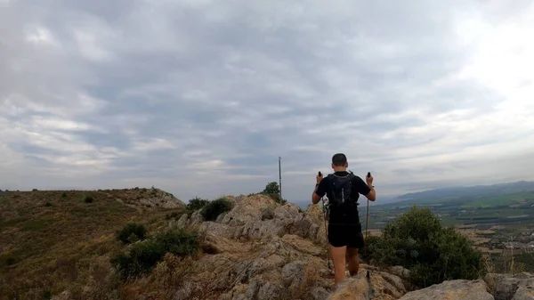 Jovem Caminhando Nas Montanhas — Fotografia de Stock