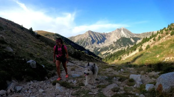 若い女性が山の中をハイキングし — ストック写真