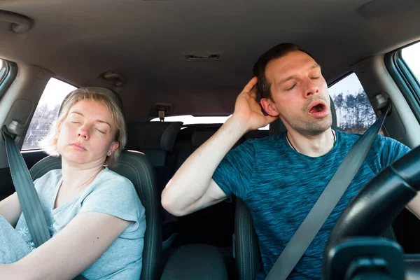 Beberapa orang tertidur saat mengendarai mobil. Bahaya pengemudi yang lelah jatuh tertidur di jalan Stok Lukisan  
