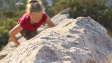 Kız uçurumun tepesine tırmanıyor. Motivasyon, cesaret. Başarmak için dağa tırmanıyorum.