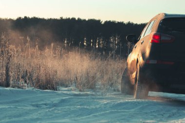 Ormanda kaygan buzlu yolda tehlikeli bir araç kayması.