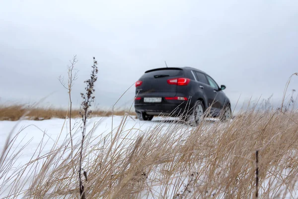Vinter äventyr offroad bil i naturen när du reser runt i landet i kallt snöigt väder — Stockfoto