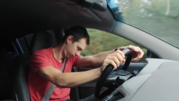 Unavený řidič usne při řízení auta. Ospalý muž s bezpečnostním pásem. Riziko nehody v důsledku alkoholické intoxikace — Stock video