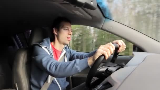 Drunken aggressive man shows middle finger fuck off while driving car — Vídeos de Stock