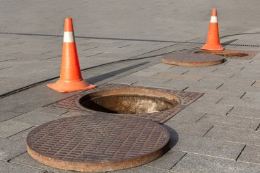Sokakta rögar kapağı açıldı ve yollar onarıldı. Şehirdeki kanalizasyon kapağı kazası. Kanalizasyon, yeraltı tesisleri kavramı