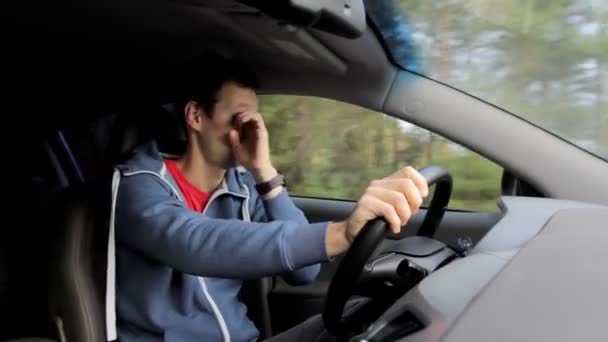 Schläfriger Fahrer gähnt und schließt Augen während der Fahrt im Auto. Gähnen und Müdigkeit sind Gefahr bei Verkehrsunfällen — Stockvideo