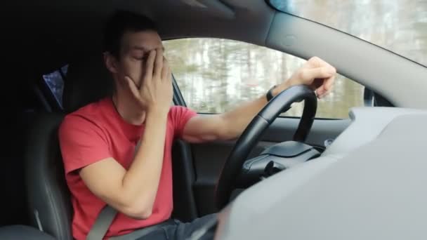 Un hombre cansado bostezando se duerme al volante del coche. Riesgo de accidente debido a fatiga y sueño del conductor, conducción insegura — Vídeos de Stock