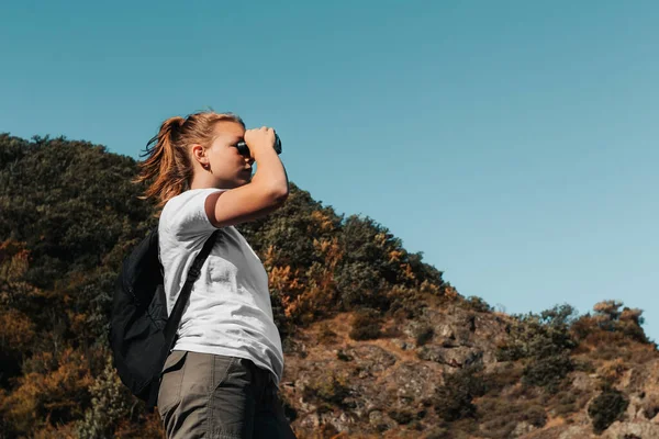 Femme utilisation de la binoculaire lors de randonnées en montagne — Photo