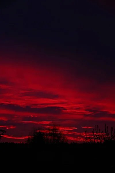 Czerwony Wschód Słońca Nad Domami Wsi — Zdjęcie stockowe