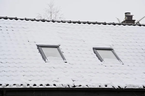 Eğimli Çatı Karla Kaplı — Stok fotoğraf