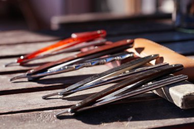 Masanın üzerinde eski jiletler var. 