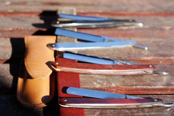 Viele Alte Rasiermesser Auf Dem Tisch Voller Sonne — Stockfoto