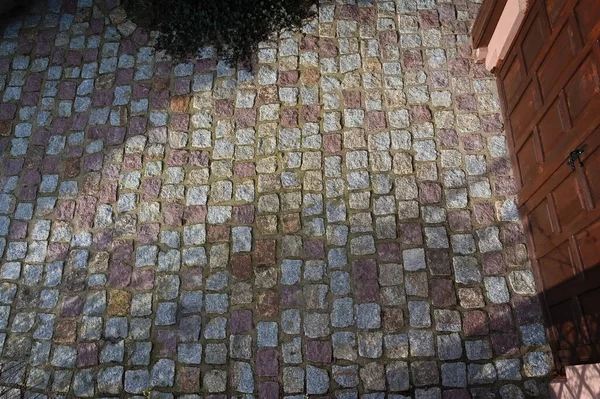 カラフルな石畳の道の上からの眺め — ストック写真