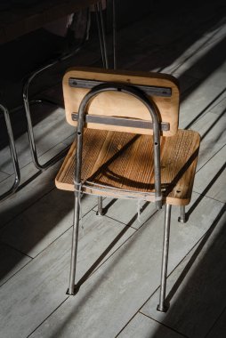 Eski çam ağacından el yapımı sandalye. 