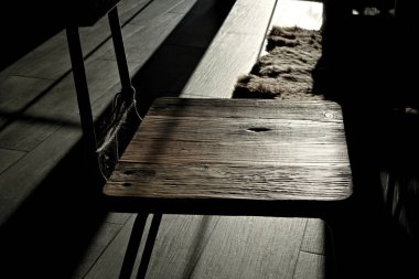 Koltuk eski çam ağacından yapılmıştır. 