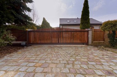 Tahtadan kapı ve granit bilekli asfalt. 