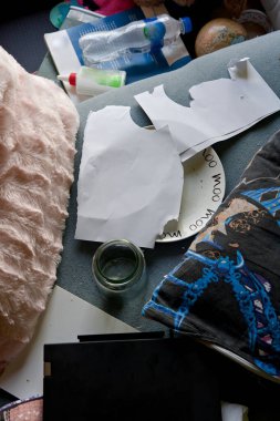 Ergen odasında pislik ve pislik. Dağınık şeyler