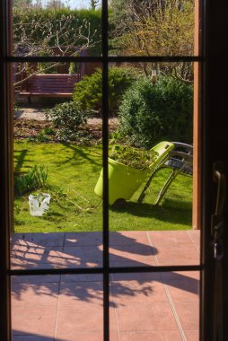 Evden bahçeye çimenlik ve teraslı bir manzara 