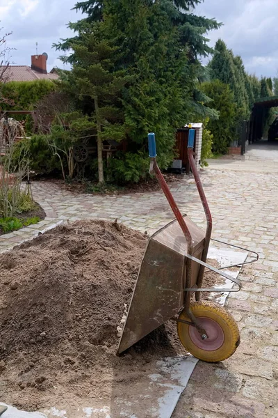 Trattie Piedi Una Pila Ghiaia Sulle Orme Una Casa Rurale — Foto Stock