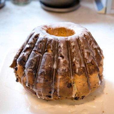 Mutfak masasında krema ile ev yapımı Pound Cake. 