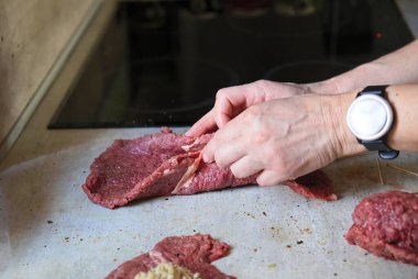 Doldurulmuş sığır bifteği hazırlama 