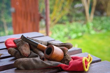 Ahşap, geleneksel sigara piposu terasta masanın üzerinde duruyordu.