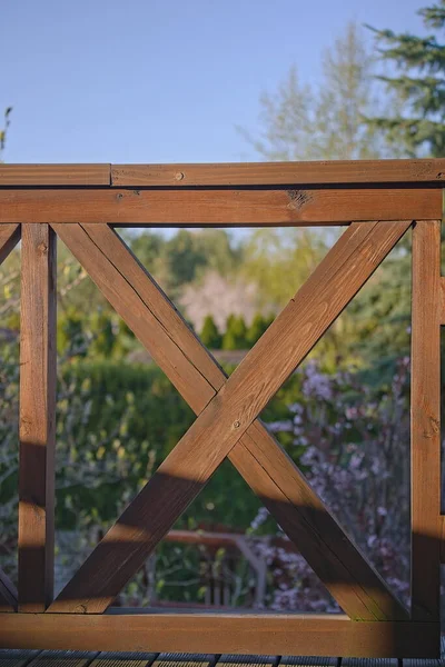 Balaustrada Balcón Con Gruesas Vigas Madera Fondo Del Cielo — Foto de Stock