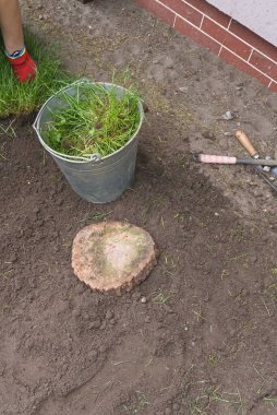 Bahçede çalışmak. Gereksiz bitkilerden toprak temizlemek. 