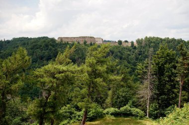 Srebrna Gora Twierdza, Polonya - 30 Haziran 2021: Dağın tepesinde tarihi bir kale 