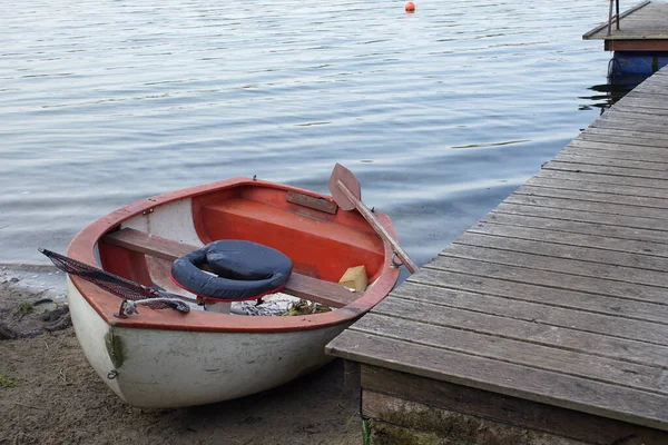 Una Piccola Barca Pesca Sulla Riva Del Lago — Foto Stock