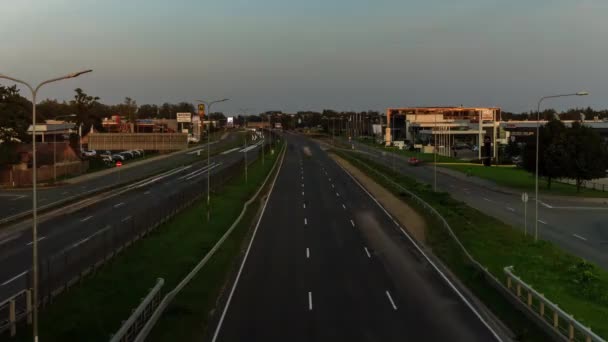 Riga Lettland September 2020 Straßenverkehrszeit Autofahren Bei Langer Belichtung Abendlicher — Stockvideo