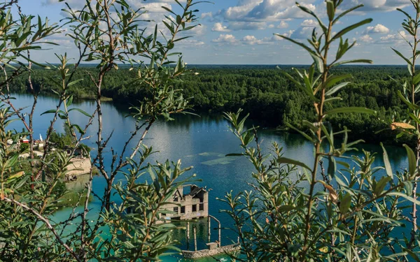 Rummu, Estonya... 19 Ağustos 2020 Rummu taş ocağı bir su altı kireçtaşı ocağı. Su altındaki mavi su hapishanesi, panoramik manzara