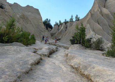 Rummu, Estonya... 19 Ağustos 2020 Rummu taş ocağı bir su altı kireçtaşı ocağı. Turist grubu Kum Dağı 'na tırmanıyor