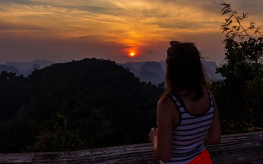 Güzel akşam günbatımı renkleri tepeden panoramik manzara, gölgeli dağlar, son gün ışığının tadını çıkar
