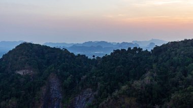 Tayland yeşil doğa dağ panoramik manzarası tepeden, gün batımında