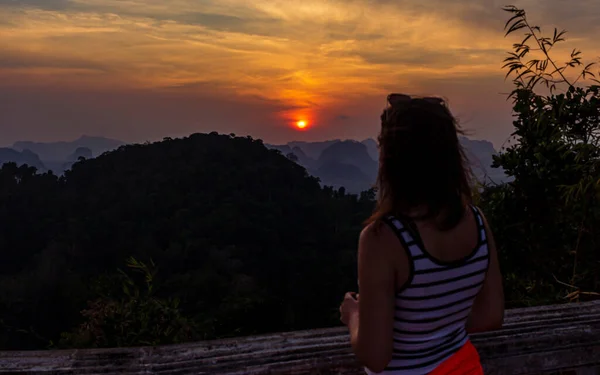 Mooie Avond Zonsondergang Kleuren Panoramisch Uitzicht Vanaf Top Bergen Schaduw Rechtenvrije Stockafbeeldingen