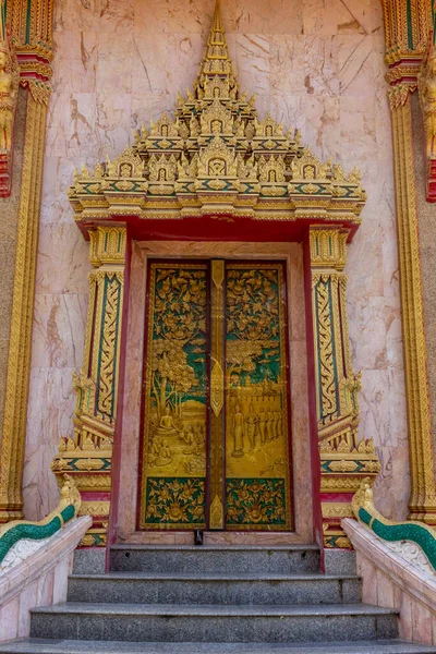 Phuket, Tayland - 6 Nisan 2019: Güzel mimari geleneksel Budist tapınağını detaylandırdı