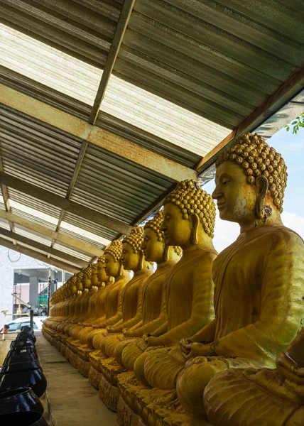 Phuket, Tayland - 6 Nisan 2019: Altın bütçeler kuyrukta bekliyor, her budha ayda bir gün için